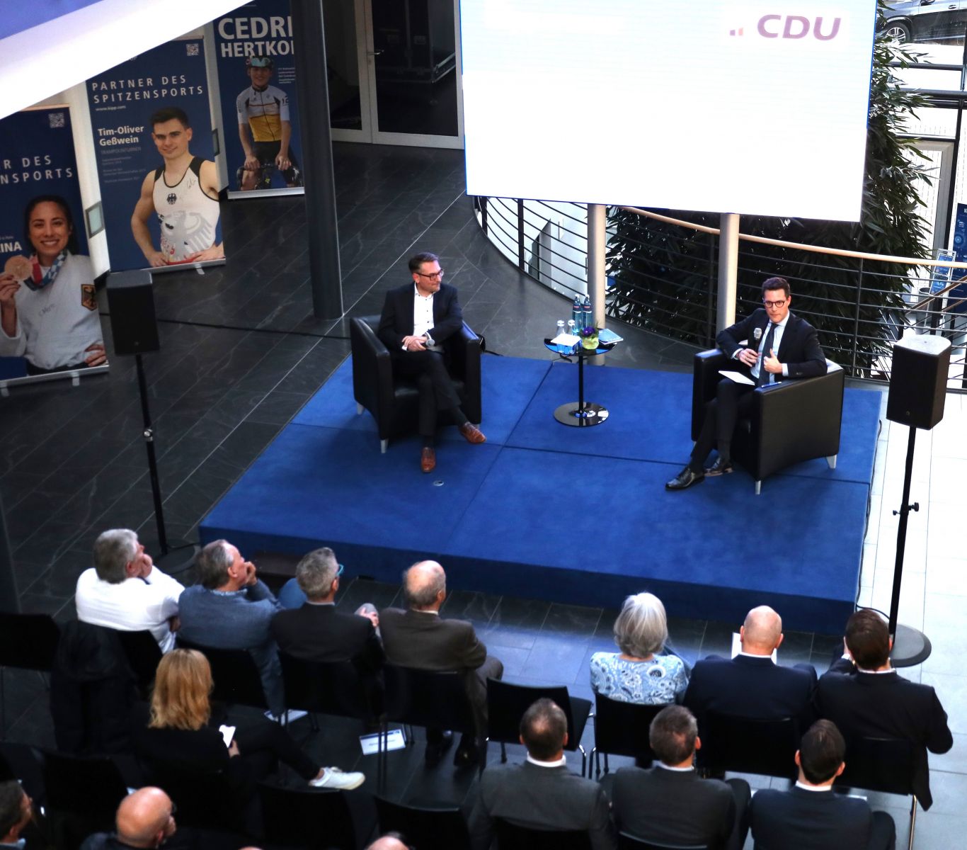 Im Dialog mit Manuel Hagel (rechts), moderiert von dem CDU-Stadtverbandsvorsitzenden Tobias Bronner.