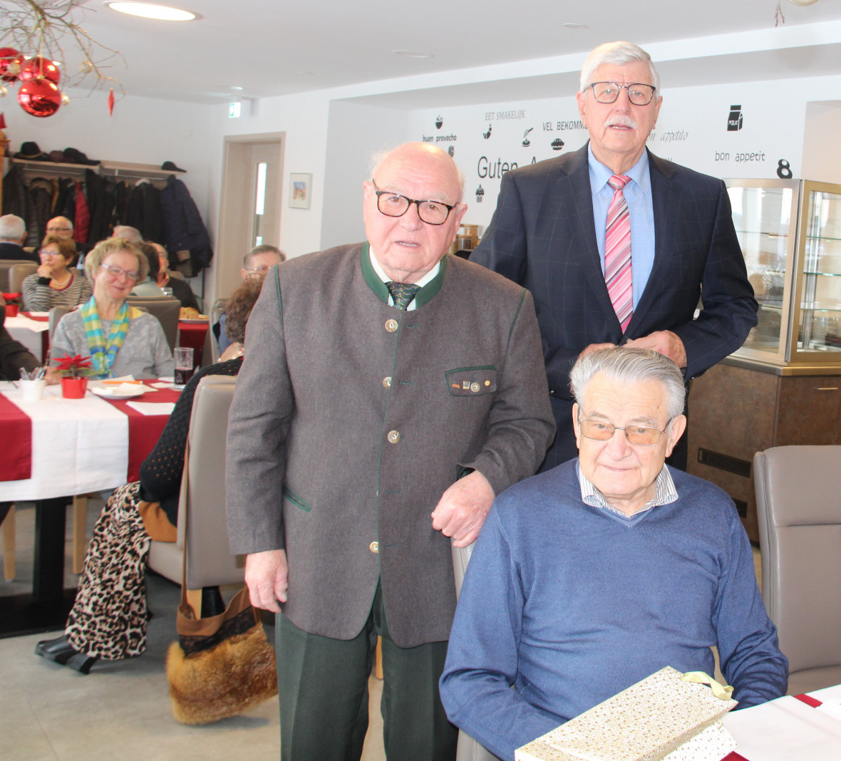 Geehrt  für ihre 25-jährige Mitgliedschaft bei der Senioren-Union: Hubert Haas (sitzend) und Josef Rebhan (links). Dank und Anerkennung vom Kreisvorsitzenden Karl-Heinz Glowalla